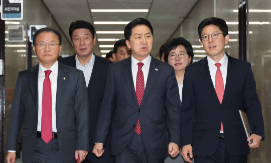 김기현 국민의힘 대표와 최고위원들이 20일 서울 여의도 국회에서 열린 최고위원회의에 참석하고 있다. [연합뉴스]